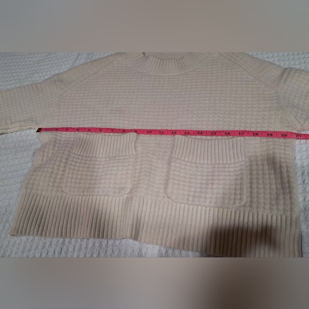 Everlane Recycled Cashmere Waffle Knit Crew Neck Sweater with Pockets – Cream XS - Picture 3 of 15